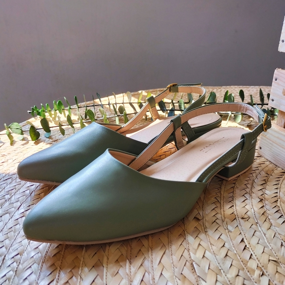 Sling back low heel shoes